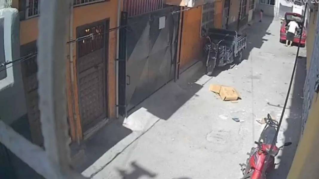 Adana’da Kartonun Altına Giren Çocuk Ölümden Döndü! O Anlar Kamerada 2